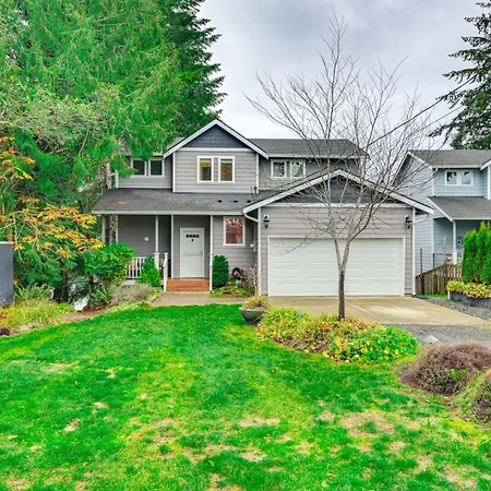 Lakefront Gem With Deck And Grill In Shelton